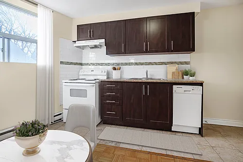 2897 Dundas St W Photo 1