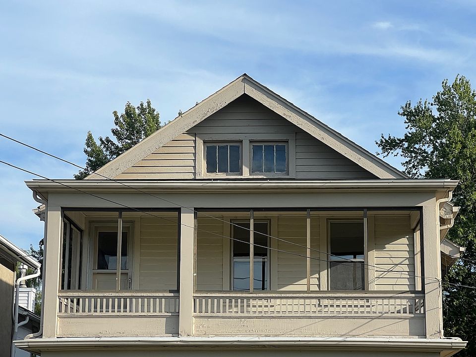 House front w/large balcony