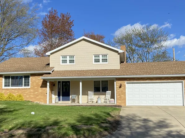 112 Giles Dr, Mackinaw, IL 61755