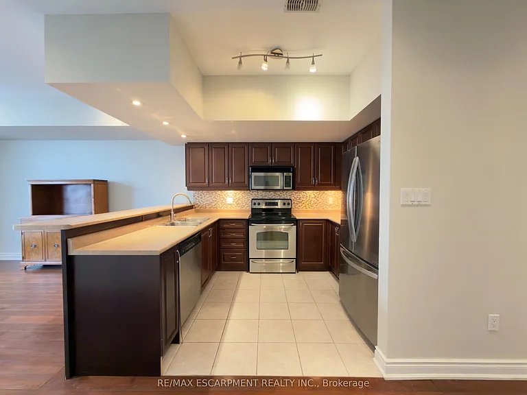 2085 Pine St — Photo 11
