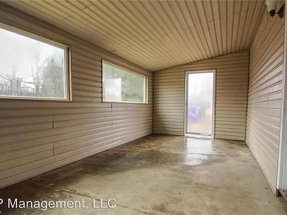3rd image of 10235 Wentworth St