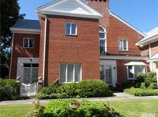 8 Long Meadow Ln, Glen Cove, NY 11542