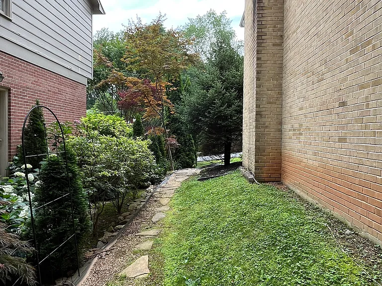 6833 Melrose Dr — Photo 35
