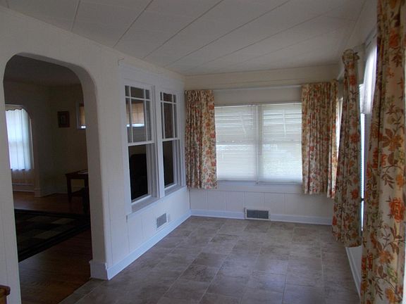 3rd image of 3413 Jewett Ave