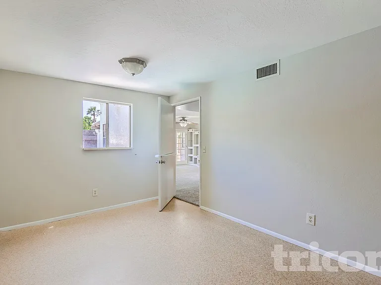 3031 W Mercer Ln — Photo 2