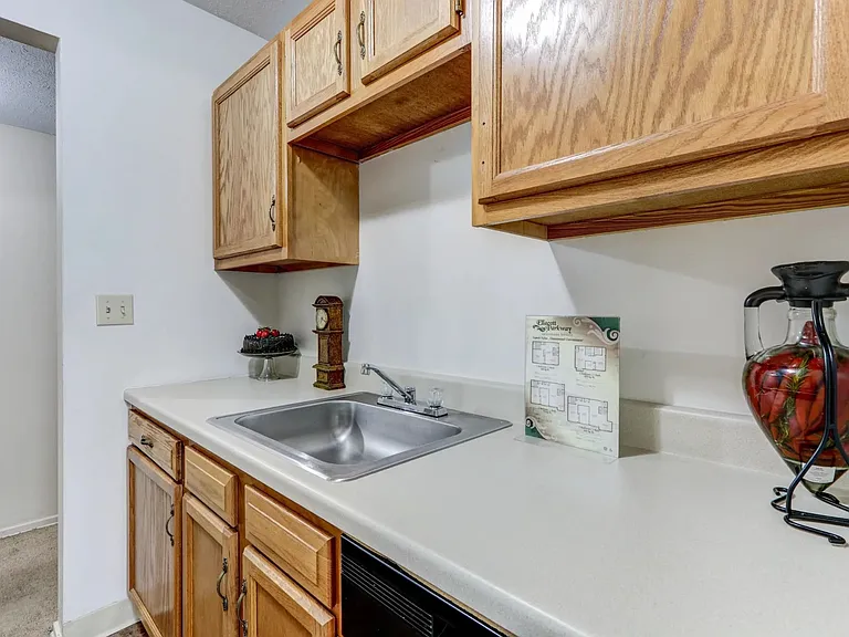 Ellacott Parkway Apartments — Photo 19