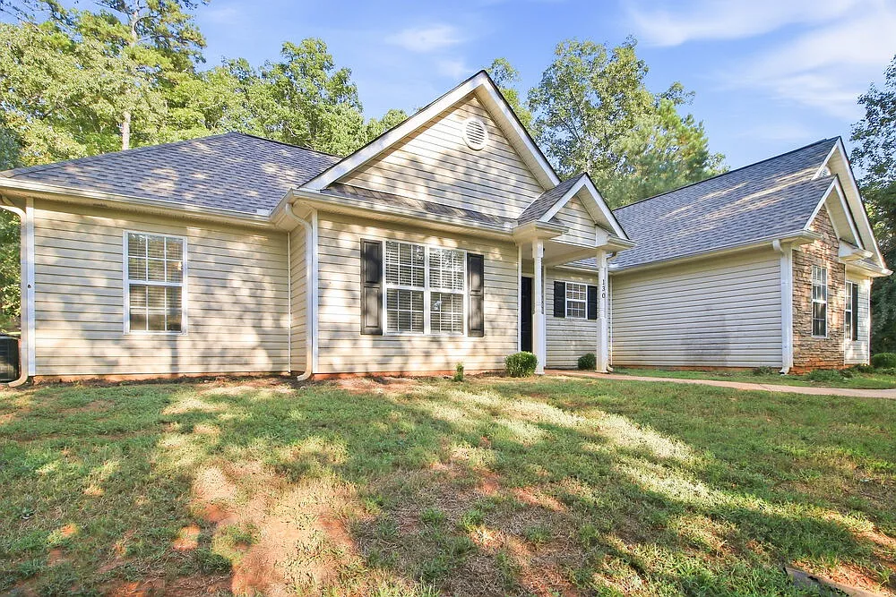 3 bed, 2.0 bath, 1307 sqft, $2,005 — Photo 3