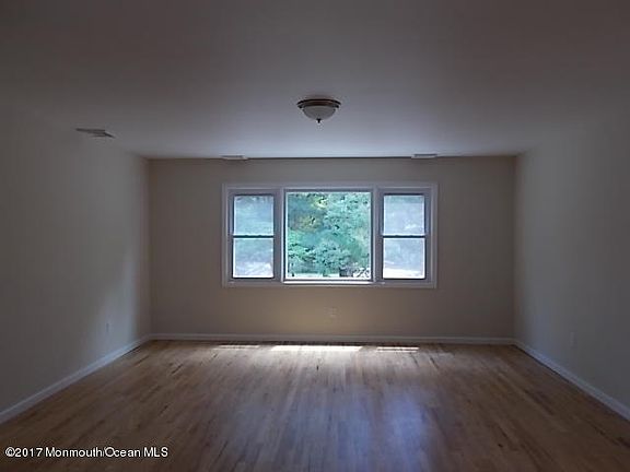 4th image of 1047 Edgebrook Dr E