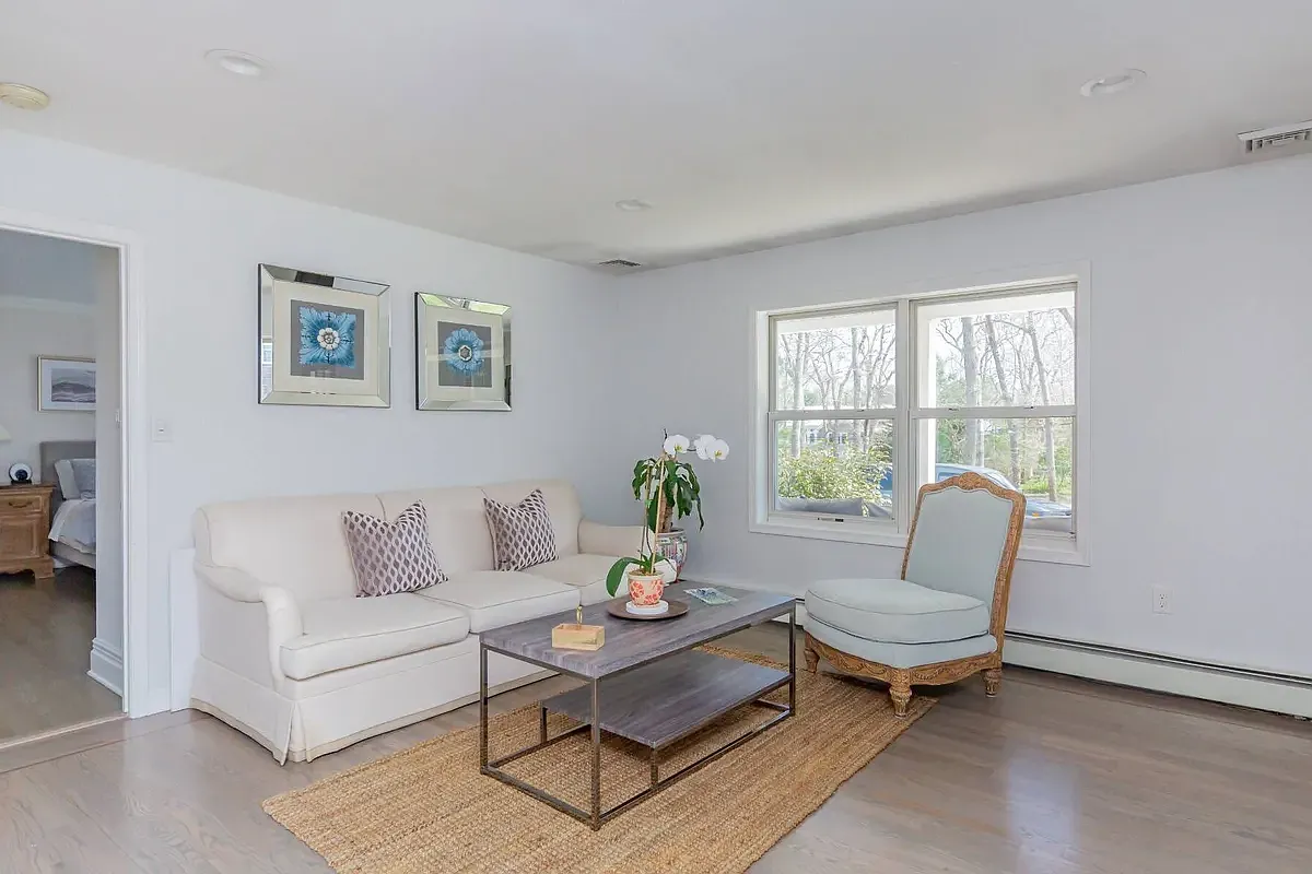 Experience Tranquility in East Hampton's Chic Ranch Oasis! — Photo 4