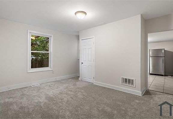 3rd image of 448 Saint Mary St