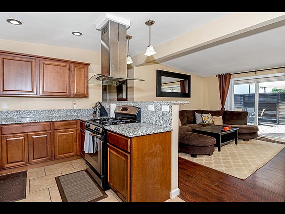 4th image of 868 Valley Village Dr