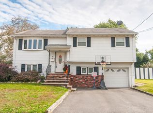 4 School Dr, Parlin, NJ 08859