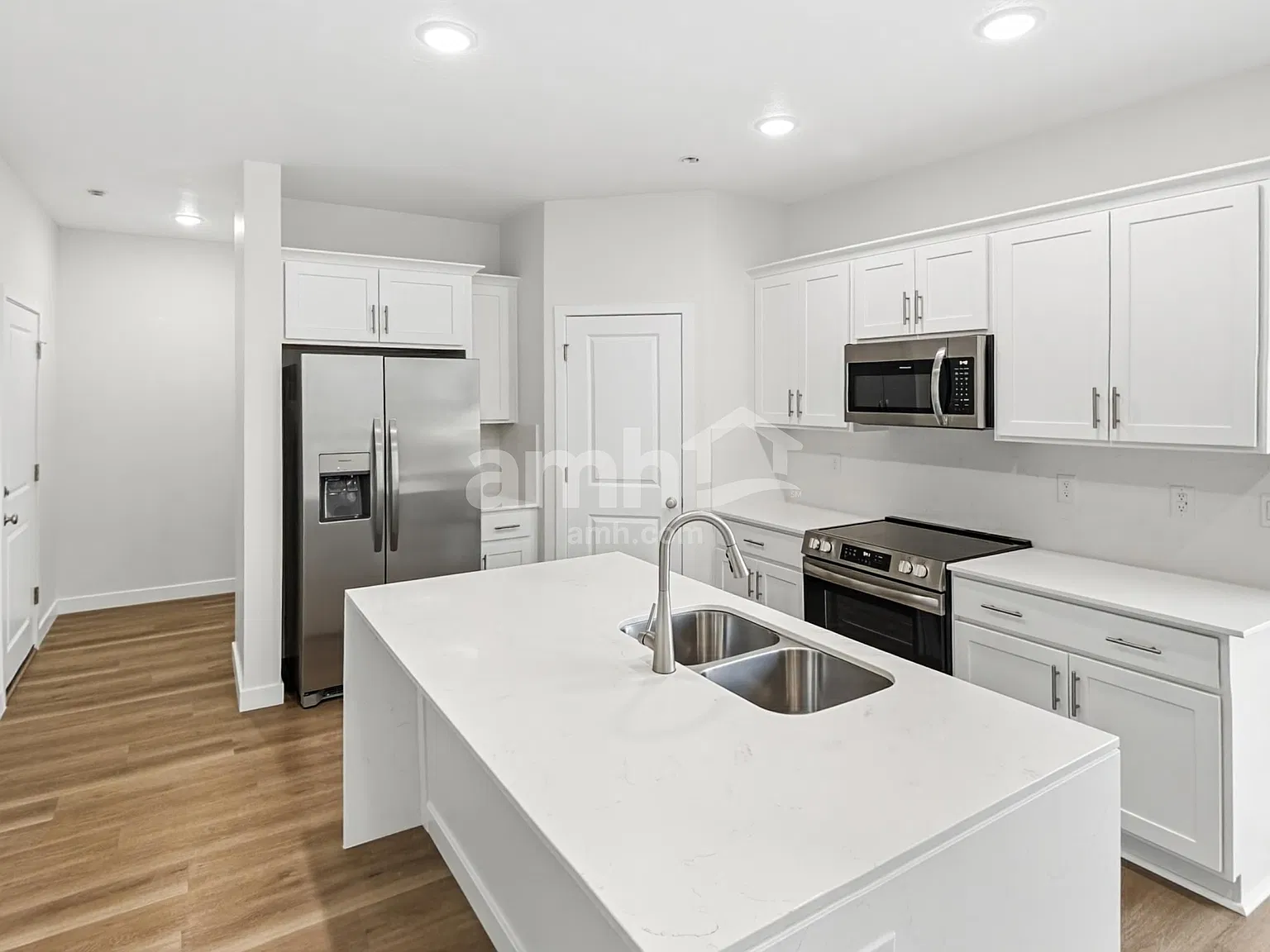 4 bed, 3.5 bath, 2421 sqft, $2,595 — Photo 3