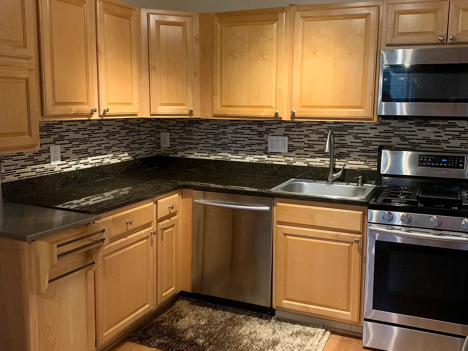 2 bed, 866 sqft, $2,200 — Photo 1