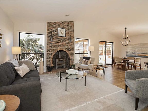 4th image of 715 NE 157th Ct