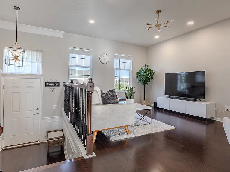 6180 N Pointe Dr — Photo 4