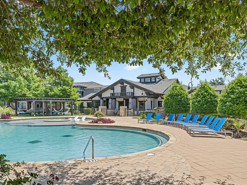 The Oaks at Techridge apartments community photo