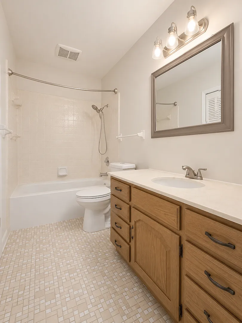 Huge Renovated 3 Bedroom house in hikespoint! — Photo 4