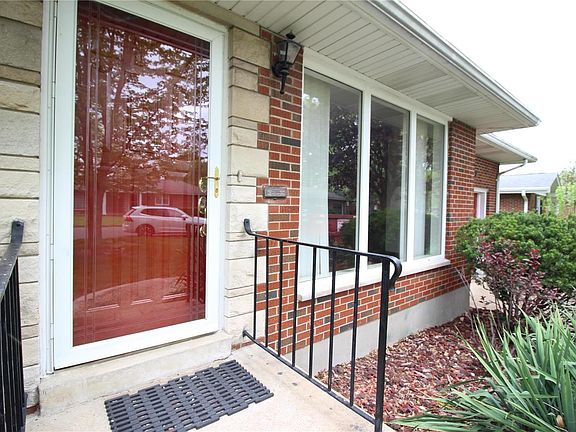 3rd image of 2545 Waterman Ave
