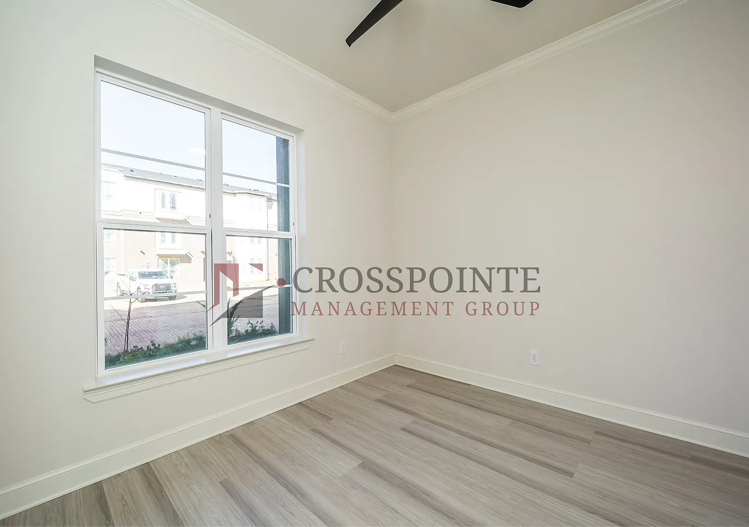 Luxury 3 bedroom, 3.5 Bath, 2 Car Garage Townhome- Fully Furnished! — Photo 3