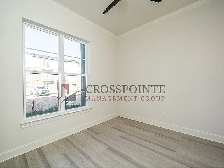 556 W Erwin — Photo 3