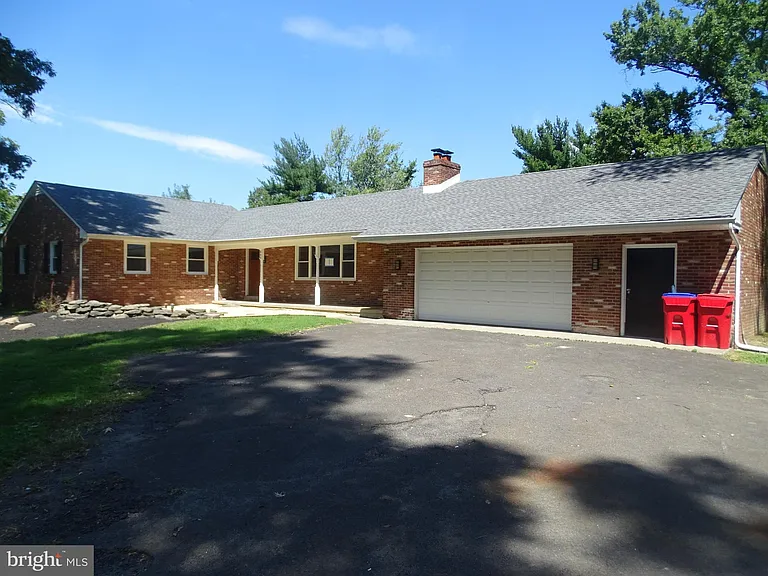 449 E Street Rd — Photo 2