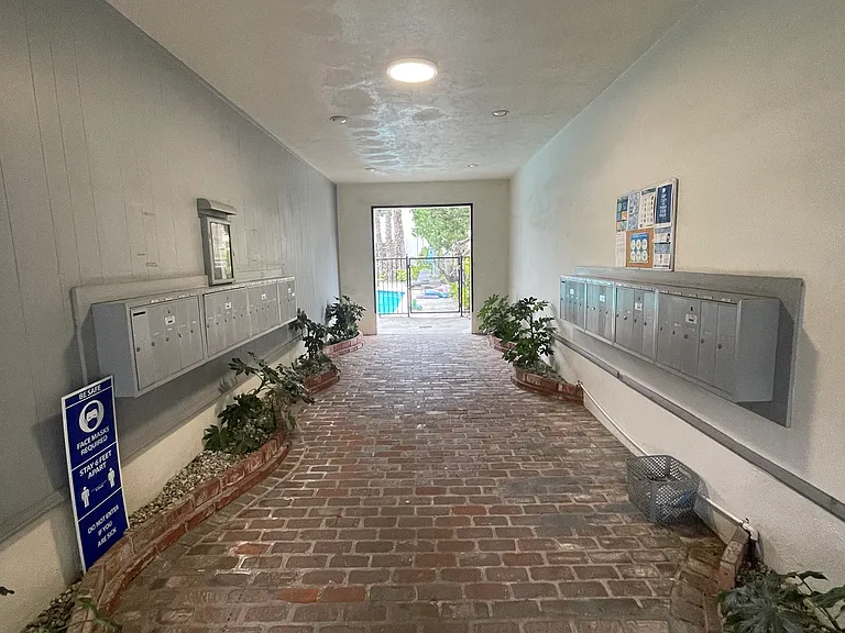 1560 N Laurel Ave — Photo 22