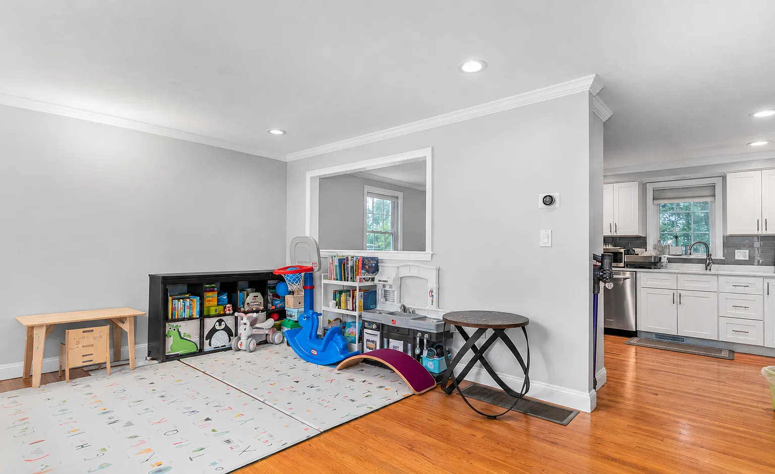 3 bed, 2.5 bath, 2121 sqft, $4,500 — Photo 2