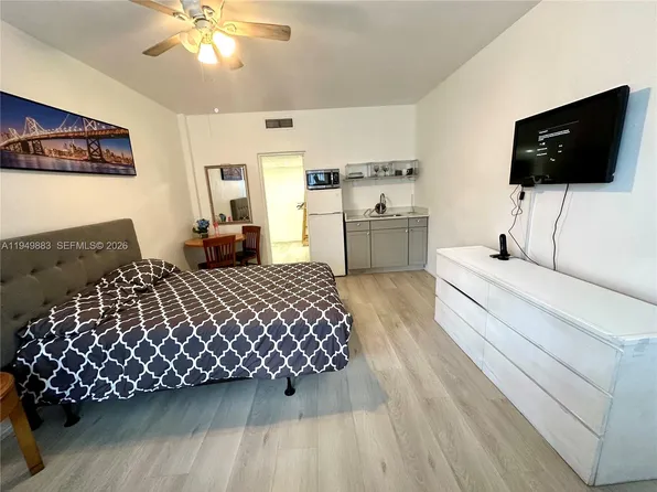 26 Diplomat Pkwy #2263, Hallandale, FL 33009