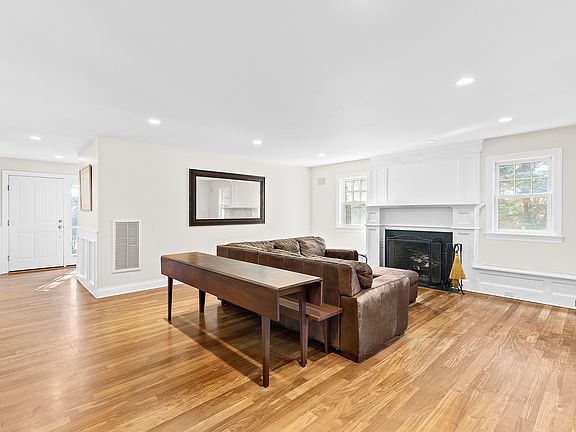 5th image of 34 Hoppin Ave