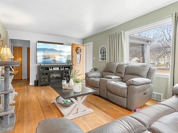 4th image of 3313 Glen Oaks Dr