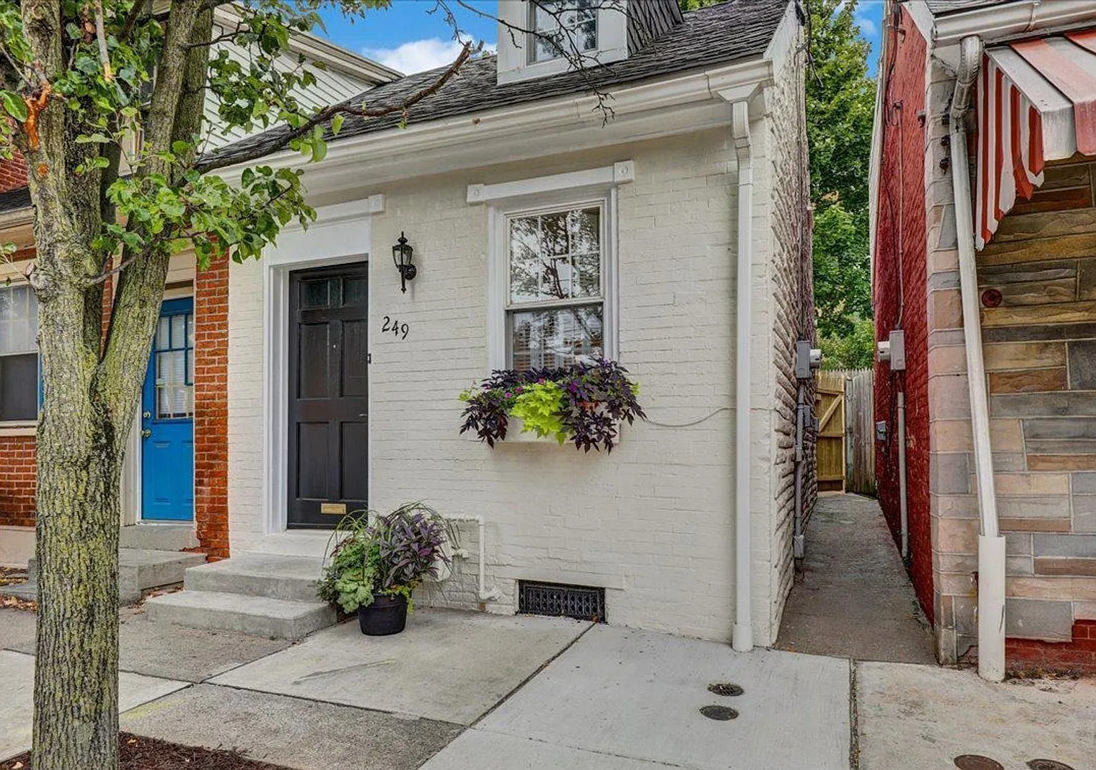 Charming 1BR/1BA Cottage in the Heart of Lancaster City! — Photo 3