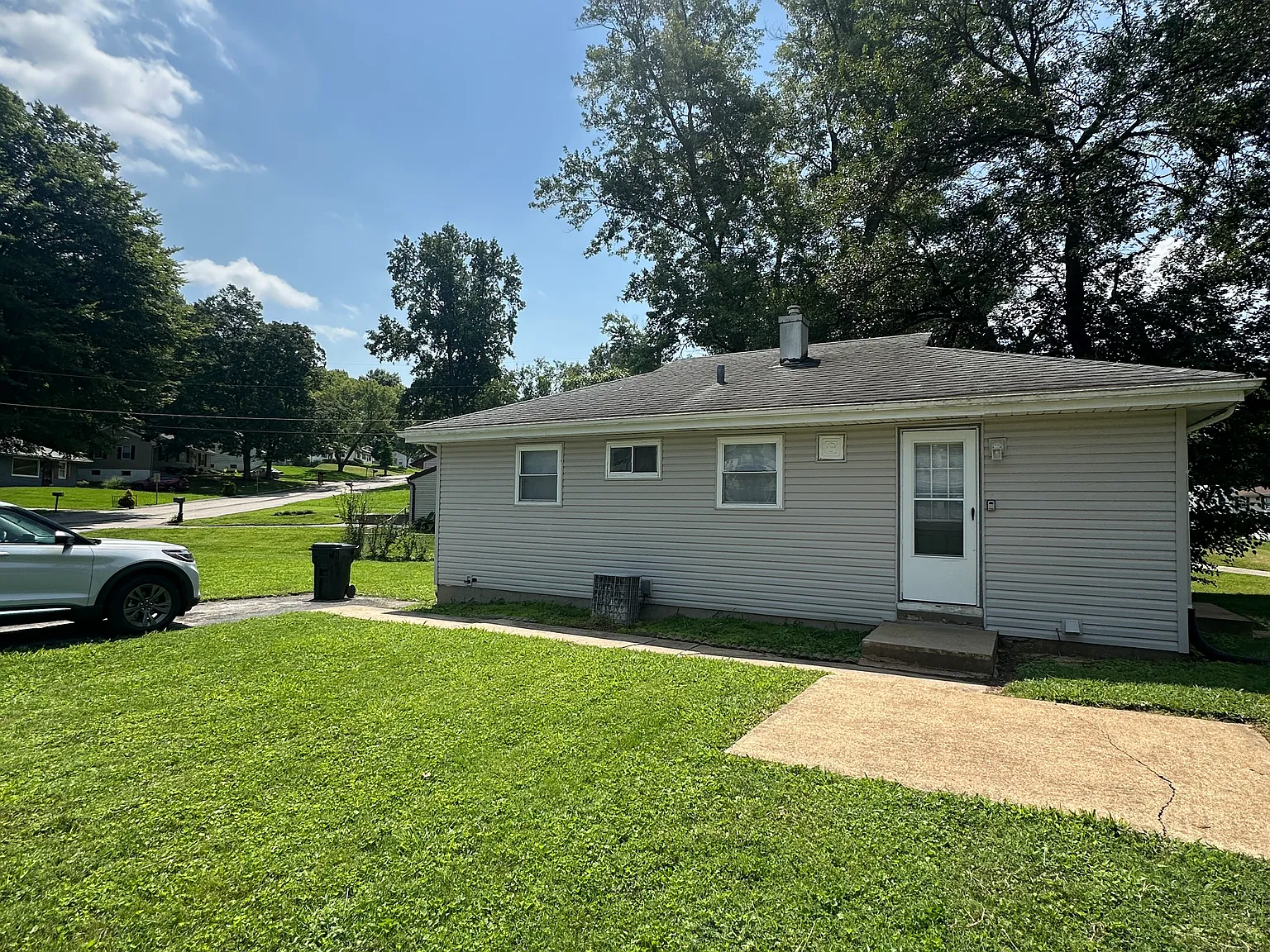 3 bed, 864 sqft, $1,250 — Photo 2