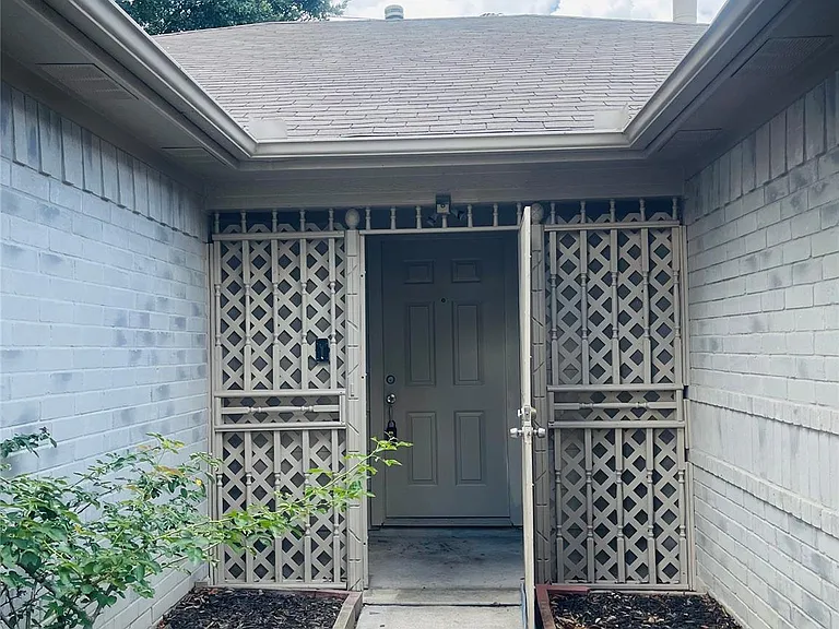 6406 Bayou Crest Dr — Photo 2