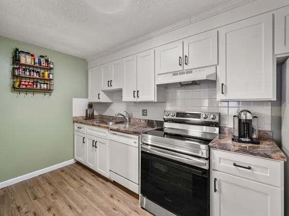 14 Hallmark Gdns APT 5, Burlington, MA 01803