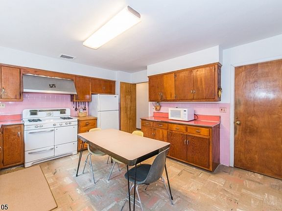 5th image of 33 Crystal Ave