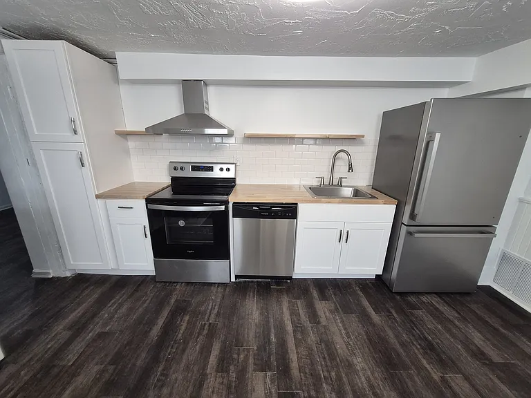 604 E Locust St — Photo 2