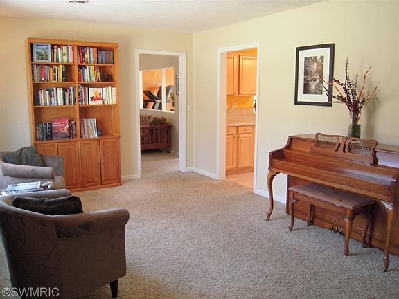 4th image of 2213 Hillsdale Ave