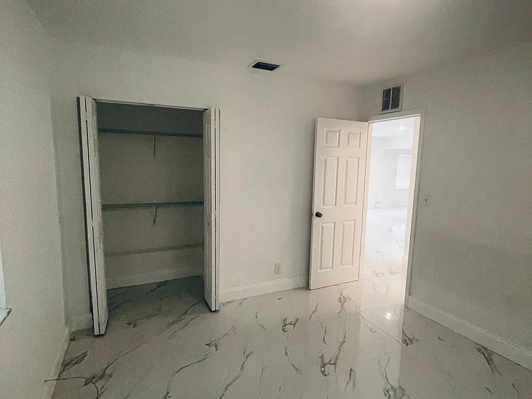 1005 SW 7th Ter — Photo 10
