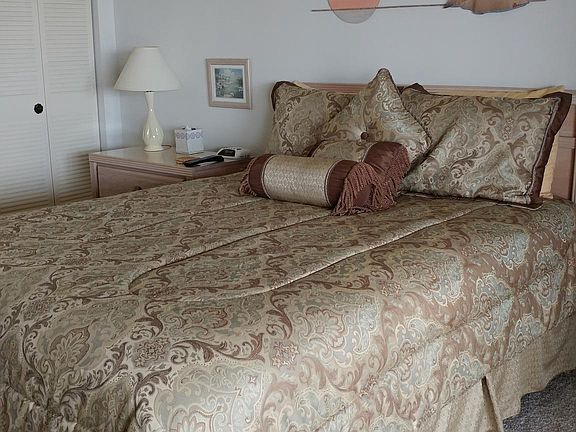 Master bedroom w/King bed