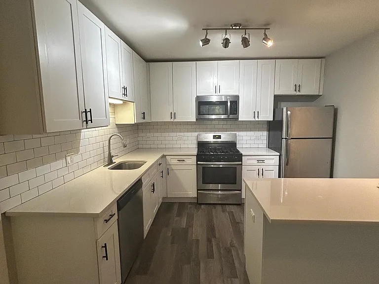 1619 E Thacker St #302 — Photo 1