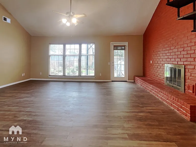 2103 Woodland Springs St — Photo 3