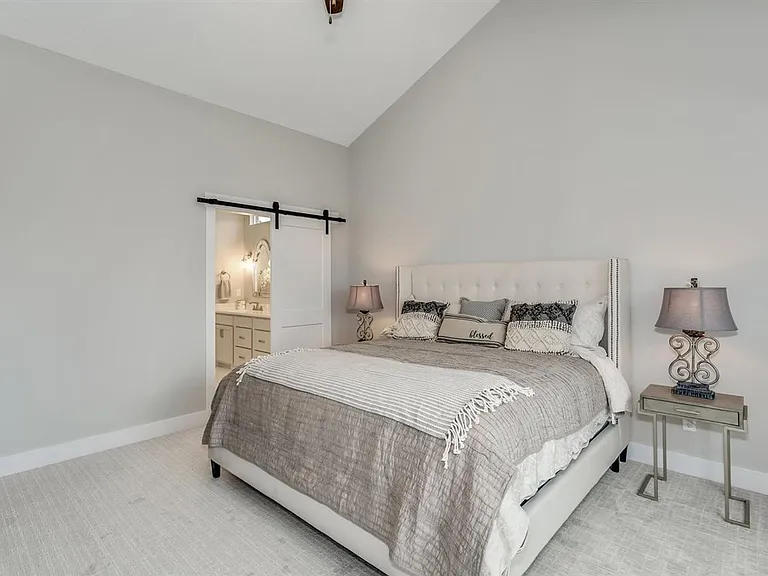 2418 N Bluestone St — Photo 10