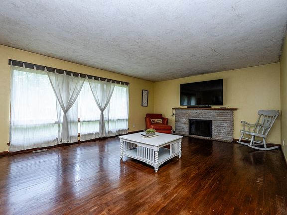 4th image of 334 Hoover Ave