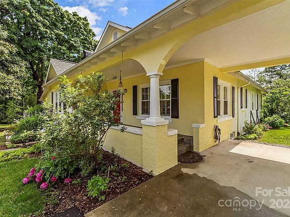 3rd image of 805 Gardiol Ave NE