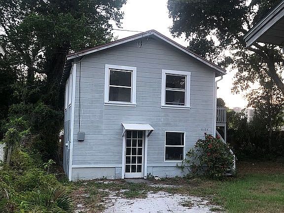 4th image of 810 Turner St