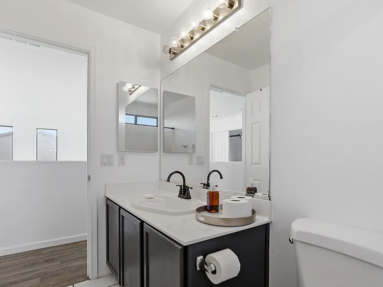 220 W Beechnut Pl — Photo 2