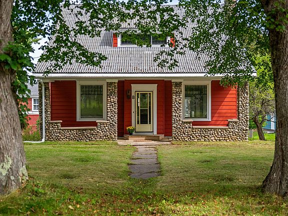 3rd image of 8 Maple Ave