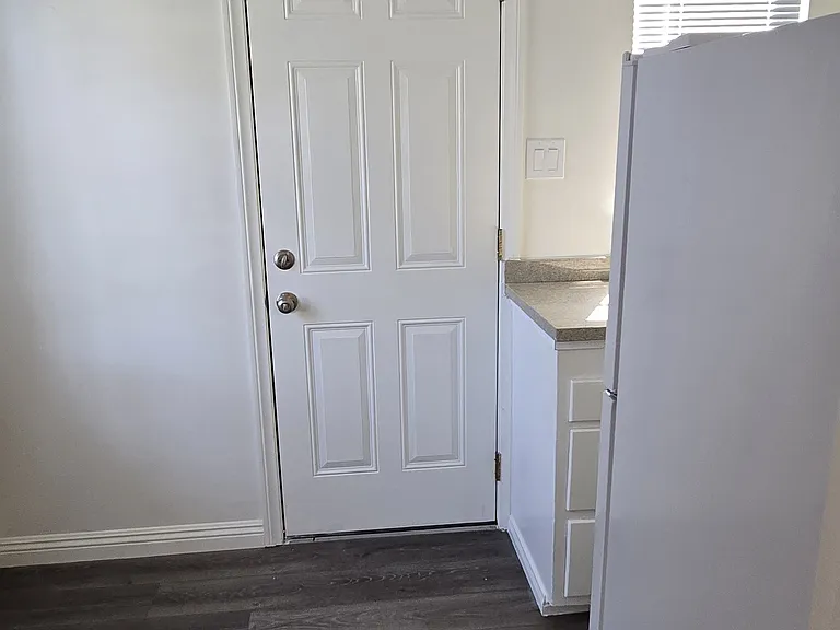 Sunset Park Apartments — Photo 9