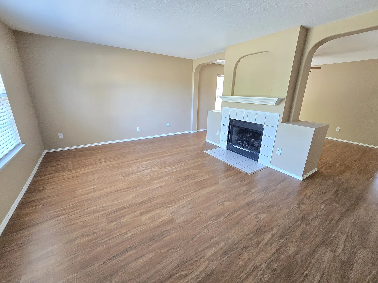 4 bed, 2.5 bath, 2350 sqft, $3,000 — Photo 3